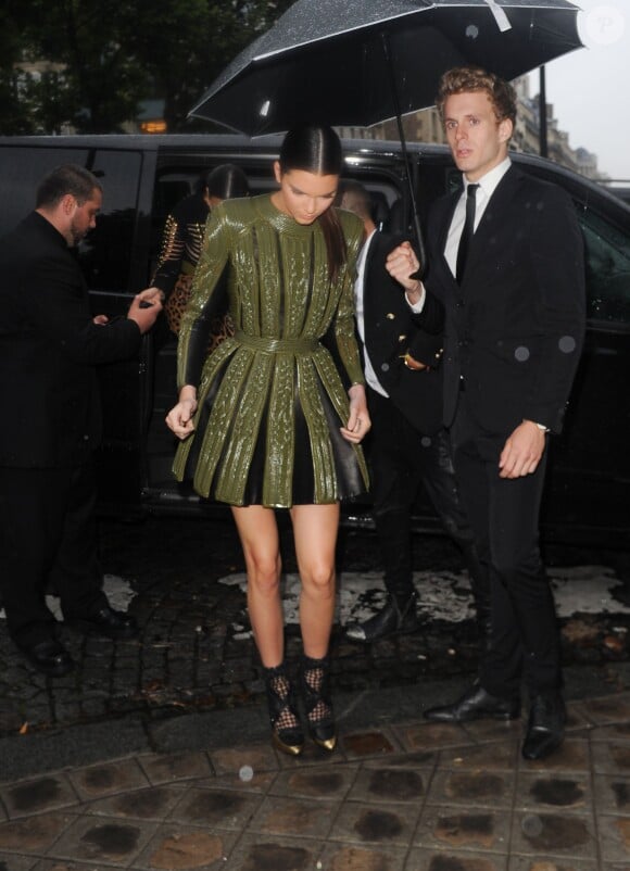 Kendall Jenner se rend au Palais Galliera à Paris, habillée d'une robe et de souliers Balmain (collection automne-hiver 2014-15). Le 9 juillet 2014.