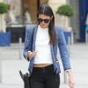 Kendall Jenner fait du shopping sur la place Vendôme, habillée d'une veste Barbara Bui, d'un haut blanc Topshop, d'un sac Céline (format mini), d'un pantalon Hudson (modèle Stark) et de mocassins en daim H&M. Paris, le 7 juillet 2014.