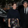 Emma Watson, habillée d'un top et d'une jupe à motifs floraux Christian Dior et de souliers Roger Vivier, arrive au dîner post-défilé de la maison française. Paris, le 7 juillet 2014.