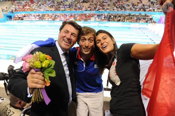 William, compagnon de Camille Muffat, entouré de Christian Estrosi et Valérie Nicolas, heureux de la médaille d'argent de la nageuse aux JO de Londres le 31 juillet 2012, deux jours après son sacre. La nageuse a annoncé le 12 juillet 2014, dans L'Equipe, sa retraite sportive, à 25 ans seulement.