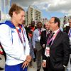 François Hollande félicite à Londres Camille Muffat au lendemain de son sacre olympique sur 400 m nage libre, le 30 juillet 2012. La nageuse a annoncé le 12 juillet 2014, dans L'Equipe, sa retraite sportive, à 25 ans seulement.