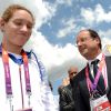 François Hollande félicite à Londres Camille Muffat au lendemain de son sacre olympique sur 400 m nage libre, le 30 juillet 2012. La nageuse a annoncé le 12 juillet 2014, dans L'Equipe, sa retraite sportive, à 25 ans seulement.