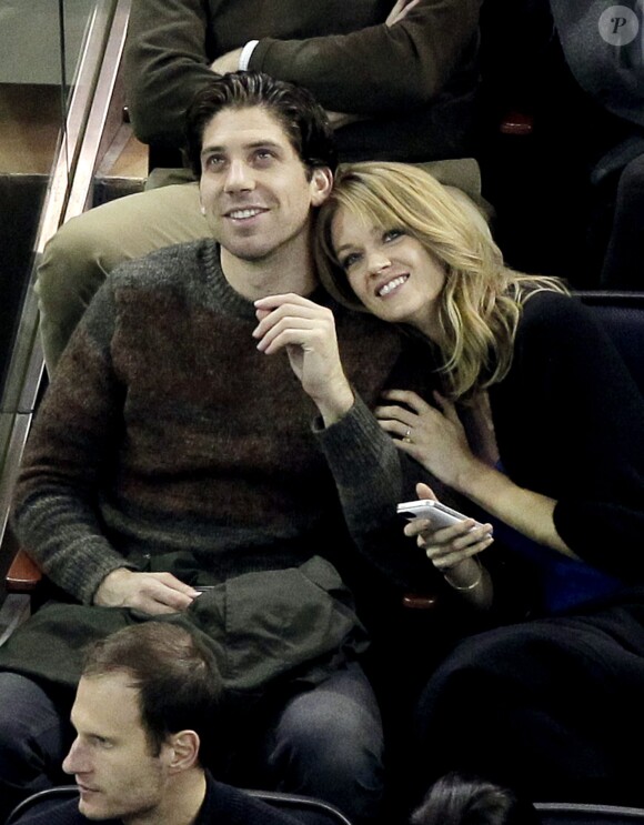 Lindsay Ellingson, l'un des Anges Victoria's Secret, et son compagnon Sean Clayton lors d'un match de NHL au Madison Square Garden à New York le 18 décembre 2013, un mois après ses fiançailles. Le couple s'est marié le 12 juillet 2014.