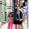 Katie Holmes et sa fille Suri se promènent dans les rues de New York, le 12 juillet 2014.