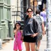 Katie Holmes et sa fille Suri se promènent dans les rues de New York, le 12 juillet 2014.
