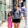 Katie Holmes et sa fille Suri se promènent dans les rues de New York, le 12 juillet 2014.