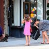 Katie Holmes et sa fille Suri se promènent dans les rues de New York, le 12 juillet 2014. Katie prend des photos d'un chien lors de leur promenade!