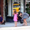 Katie Holmes et sa fille Suri se promènent dans les rues de New York, le 12 juillet 2014. Katie prend des photos d'un chien lors de leur promenade!