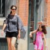 Katie Holmes et sa fille Suri se balladent à Soho, New York, le 12 juillet 2014.