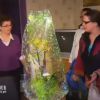 Christelle offre des fleurs à la mère de Christophe S. dans "L'amour est dans le pré 2014" sur M6.