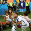 Mario Götze avec sa compagne Ann-Kathrin Brömmel et les filles de Jerome Boateng le 13 juillet 2014 à l'issue de la victoire allemande en finale de Coupe du monde face à l'Argentine au stade Maracanã de Rio de Janeiro