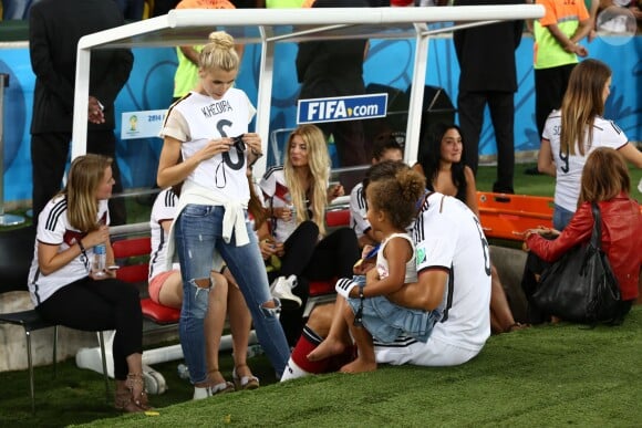 Sami Khedira et sa belle Lena Gercke le 13 juillet 2014 à l'issue de la victoire allemande en finale de Coupe du monde face à l'Argentine au stade Maracanã de Rio de Janeiro