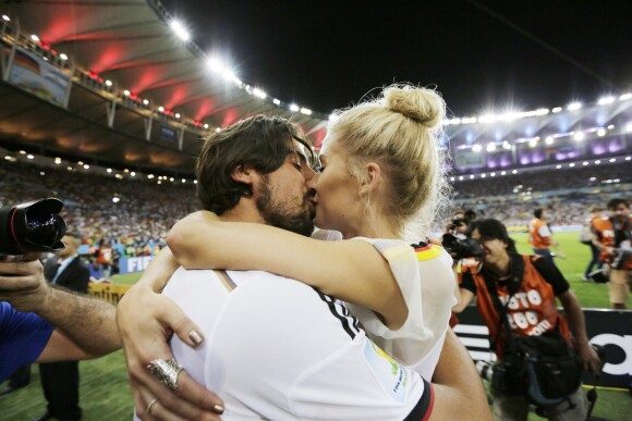 Sami Khedira et Lena Gercke le 13 juillet 2014 à l'issue de la victoire allemande en finale de Coupe du monde face à l'Argentine au stade Maracanã de Rio de Janeiro