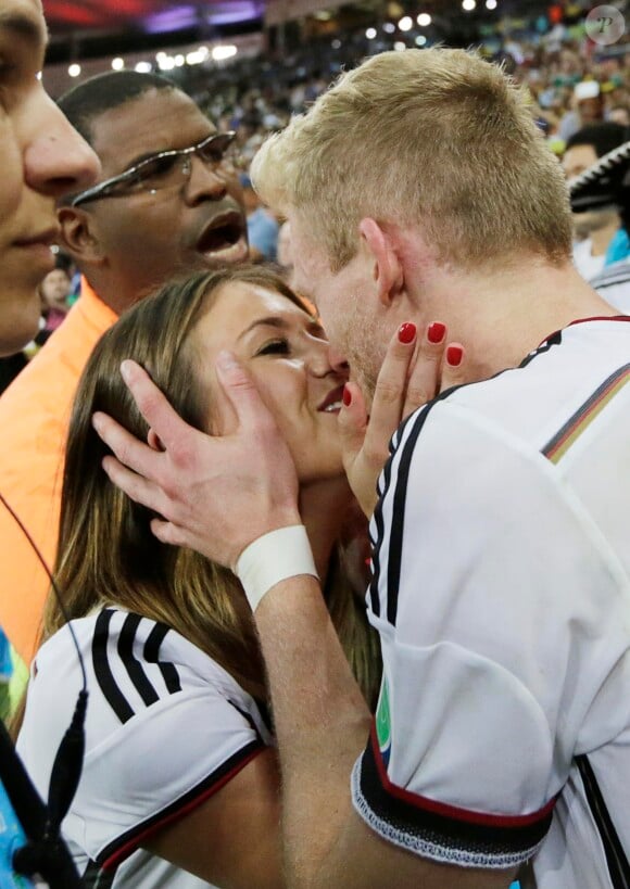 Andre Schürrle et sa belle Montana Yorke le 13 juillet 2014 à l'issue de la victoire allemande en finale de Coupe du monde face à l'Argentine au stade Maracanã de Rio de Janeiro
