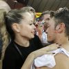 Mandy Capristo et Mesut Özil le 13 juillet 2014 à l'issue de la victoire allemande en finale de Coupe du monde face à l'Argentine au stade Maracanã de Rio de Janeiro