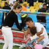 Mesut Özil et Mandy Capristo avec les filles de Jerome Boateng le 13 juillet 2014 à l'issue de la victoire allemande en finale de Coupe du monde face à l'Argentine au stade Maracanã de Rio de Janeiro