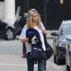 Exclusif - Cara Delevingne et sa soeur Poppy se promènent puis montent dans une voiture à Londres, le 12 juillet 2014.