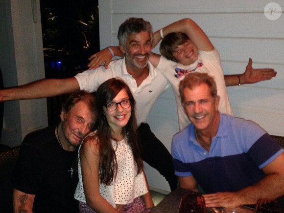 Johnny Hallyday, François Vincentelli, ses enfants et Mel Gibson à Los Angeles le 12 juillet 2014.