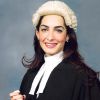 Le Laha magazine publie des photos d'Amal Alamuddin, diplômée et probablement âgée de 22 ans.