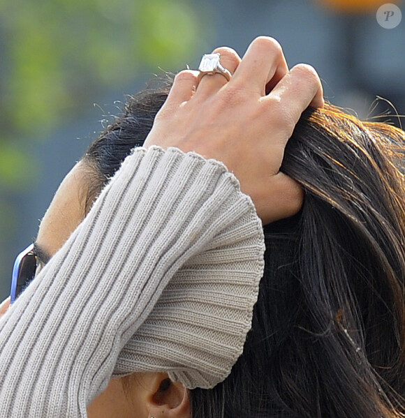 Amal Alamuddin, la fiancée de George Clooney arrive à l'aéroport de Heathrow, Londres, le 13 mai 2014, sa belle bague de fiançailles au doigt.