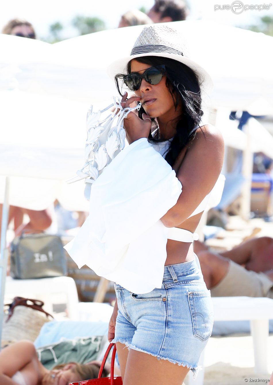 La jolie Ayem Nour arrive sur la plage du Club 55, à Saint-Tropez.