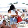 Ayem Nour arrive sur la plage du Club 55, à Saint-Tropez.