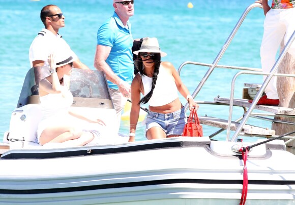 Ayem Nour arrive sur la plage du Club 55, à Saint-Tropez.