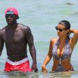 Le footballeur français Bacary Sagna et sa femme Ludivine sur une plage à Miami le 18 juillet 2014