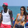 Le footballeur français Bacary Sagna et sa femme Ludivine profitent du soleil sur une plage à Miami le 18 juillet 2014