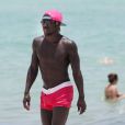 Le footballeur français Bacary Sagna et sa femme Ludivine profitent du soleil sur une plage à Miami le 18 juillet 2014