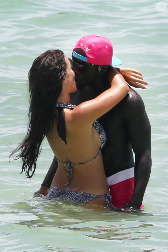 Le footballeur Bacary Sagna et sa femme Ludivine profitent du soleil sur une plage à Miami le 18 juillet 2014