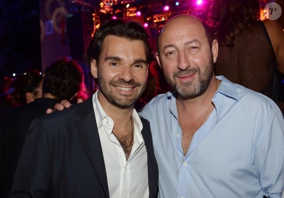 Antoine Chevanne et Kad Merad le jeudi 17 juillet 2014, à la soirée annuelle du célèbre Byblos, à Saint-Tropez. 