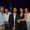 Kad Merad, Pascal Elbé, Zabou Breitman et Mélanie Doutey entourent Antoine Chevanne le jeudi 17 juillet 2014, à la soirée annuelle du célèbre Byblos, à Saint-Tropez. 