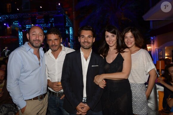 Kad Merad, Pascal Elbé, Zabou Breitman et Mélanie Doutey entourent Antoine Chevanne le jeudi 17 juillet 2014, à la soirée annuelle du célèbre Byblos, à Saint-Tropez. 