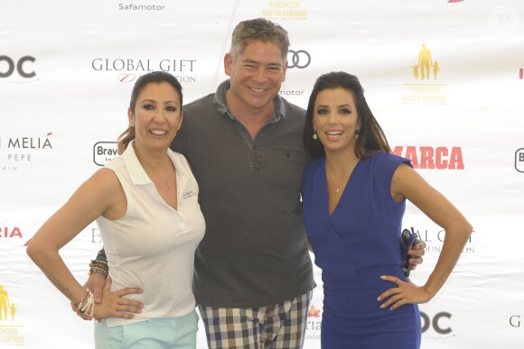 Maria Bravo, Boris Izaguirre et Eva Longoria participent au tournoi de golf de charité Global Gift à Marbella, le samedi 19 juillet 2014.
