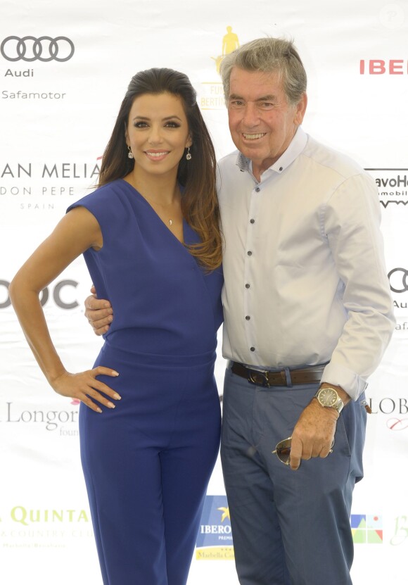Eva Longoria et Manolo Santana participent au tournoi de golf de charité Global Gift à Marbella, le samedi 19 juillet 2014.
