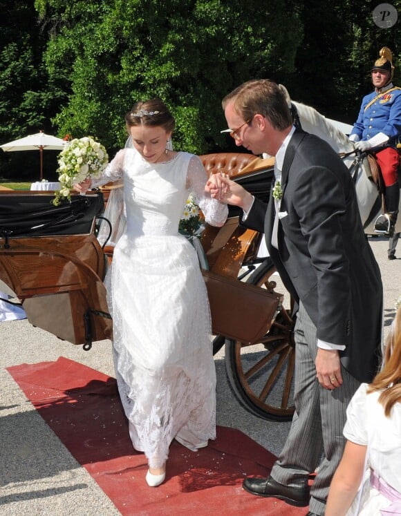 L'archiduchesse Magdalena de Habsbourg-Lorraine, arrière-petite-fille de l'empereur François-Joseph d'Autriche et de l'impératrice Sissi, et Sebastian Bergmann arrivent à la Kaiservilla pour la réception de leur mariage le 19 juillet 2014 à Bad Ischl, en Autriche.