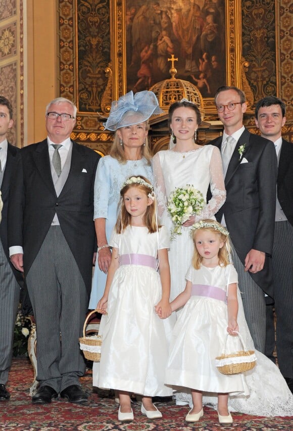 L'archiduchesse Magdalena de Habsbourg-Lorraine et Sebastian Bergmann entourés des parents de la mariée, Markus et Hildegarde, et de leur témoins lors de leur mariage le 19 juillet 2014 en l'église Saint-Nicolas de Bad Ischl, en Autriche.