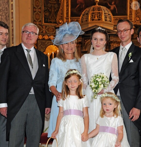 L'archiduchesse Magdalena de Habsbourg-Lorraine et Sebastian Bergmann avec les parents de la mariée, Markus et Hildegarde, et les demoiselles d'honneur lors de leur mariage le 19 juillet 2014 en l'église Saint-Nicolas de Bad Ischl, en Autriche.