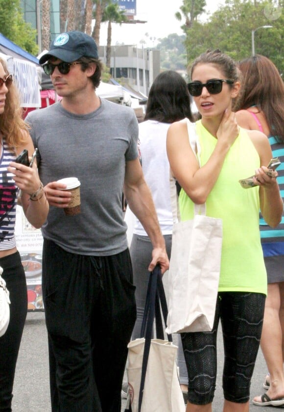 Ian Somerhalder et l'actrice Nikki Reed se promènent au marché de Studio city, à Los Angeles, le 20 juillet 2014.