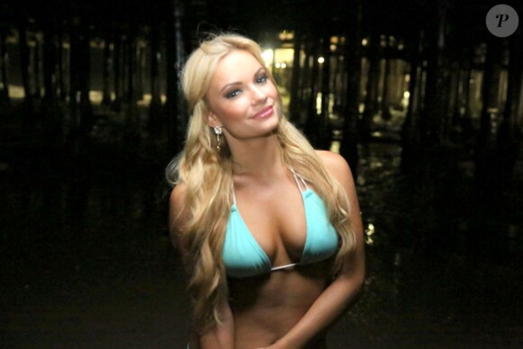 Caitlin O'Connor lors d'un shooting nocturne en bikini à Los Angeles le 21 juillet 2014. Le mannequin américain de 23 ans a décroché un petit rôle dans le nouveau film d'Antoine Fuqua, Southpaw.
