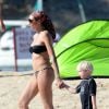 Lilly Kerssenberg, l'épouse de Boris Becker sur la plage avec son fils Amadeus lors de leurs vacances à Ibiza, le 23 juillet 2014