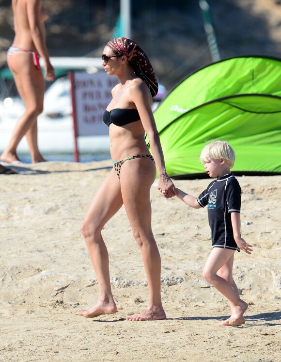 Lilly Kerssenberg, l'épouse de Boris Becker sur la plage avec son fils Amadeus lors de leurs vacances à Ibiza, le 23 juillet 2014