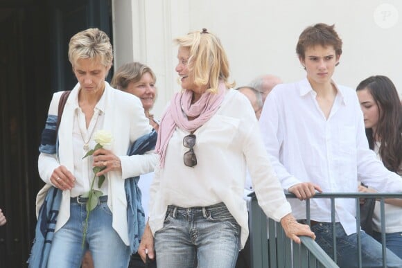 Exclusif - Martine Cristiani (veuve d'Hervé Cristiani), sa soeur et Valence Cristiani (fils d'Hervé Cristiani) - Obsèques d'Hervé Cristiani en l'église Sainte Cécile à Boulogne-Billancourt, le 23 juillet 2014.