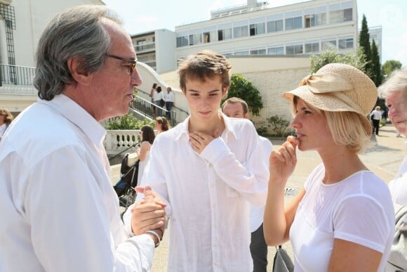 Exclusif - Philippe Lavil, Valence Cristiani (fils d'Hervé Cristiani), Kim (nièce d'Hervé Cristiani) - Obsèques d'Hervé Cristiani en l'église Sainte Cécile à Boulogne-Billancourt, le 23 juillet 2014.