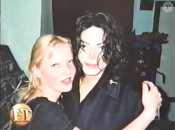 Joanna Thomae pose avec Michael Jackson (image extrait de l'émission Entertainment Tonight).