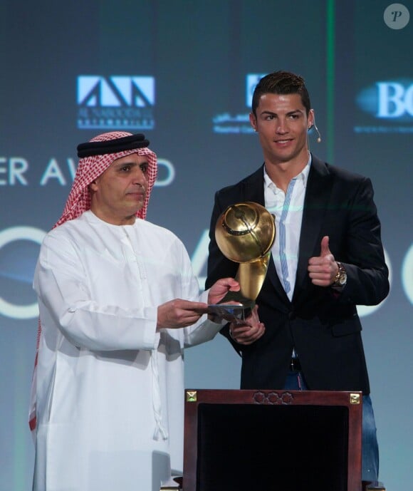 Cristiano Ronaldo reçoit le Globe soccer Award lors de la Dubaï International Sports Conference à Dubaï, le 28 décembre 2013