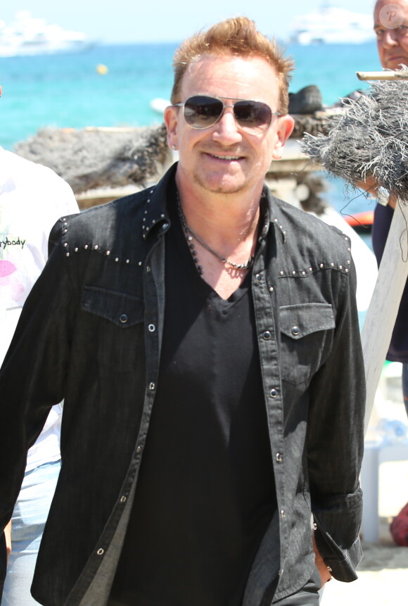 Bono arrive avec sa femme et ses amis au Club 55 plage de Pampelonne à Ramatuelle, le 24 juillet 2014.