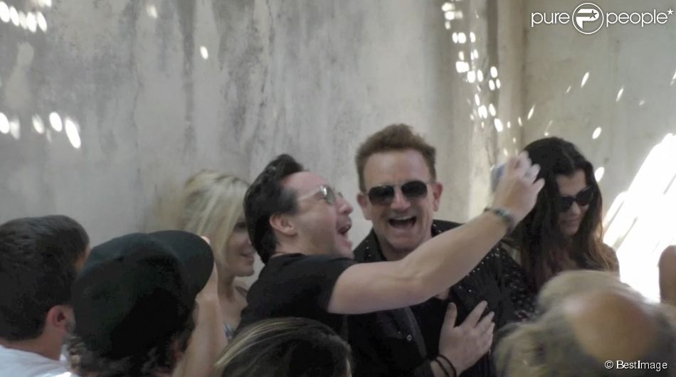 Le chanteur Bono et sa femme Ali Hewson déjeunent au Club 55 avec quelques amis dont Julian Lennon. Plage de Pampelonne à Ramatuelle, le 24 juillet 2014.