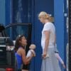 Exclusif - Pippa, la soeur de Kate Middleton, un poupon dans les bras, discute avec une amie à Londres, le 14 juillet 2014.